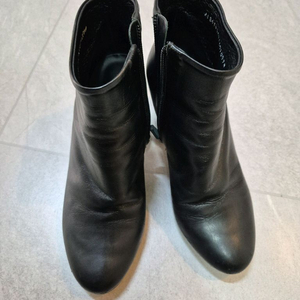 pour moi 브랜드의 블랙 가죽 앵클 부츠 235-240