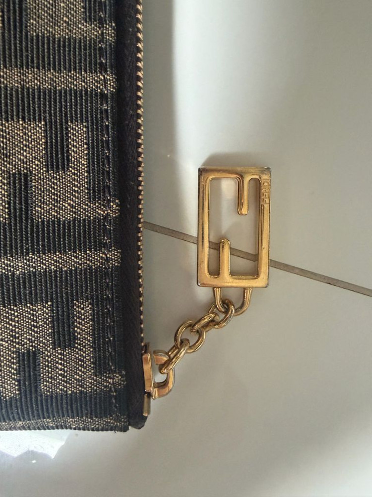 펜디 FF로고 클러치 a급 쿨거 가격조정 최대한 맞춰드려용--2