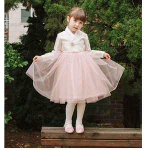 예쁜 자수 저고리와 핑크색 원피스 스타일 한복 치마가 조화롭게 예쁜 한복 4호 1번 착용 이미지