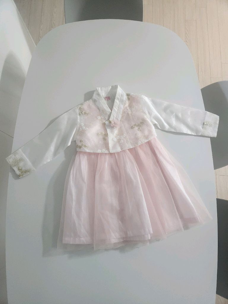 예쁜 자수 저고리와 핑크색 원피스 스타일 한복 치마가 조화롭게 예쁜 한복 4호 1번 착용 이미지