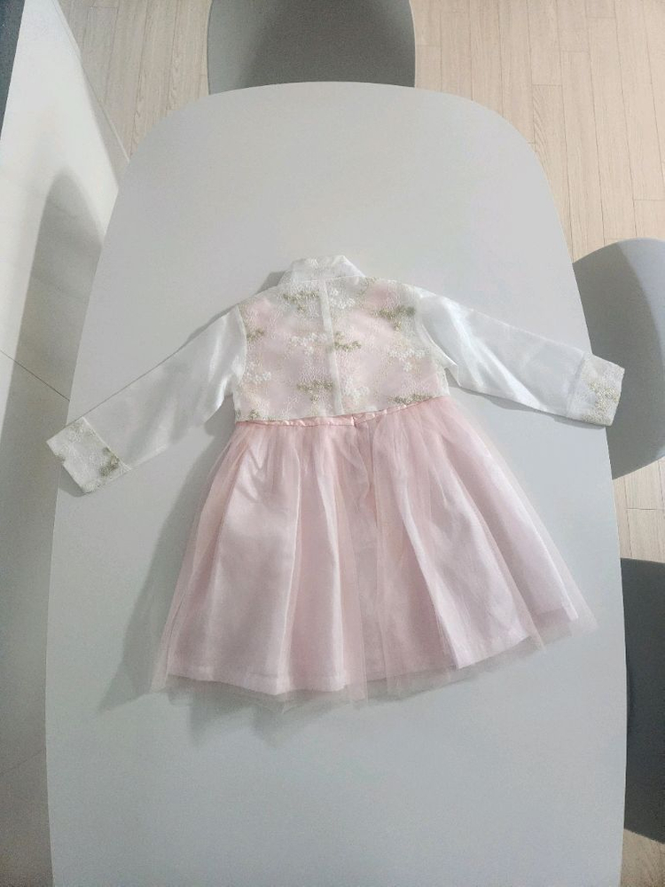 예쁜 자수 저고리와 핑크색 원피스 스타일 한복 치마가 조화롭게 예쁜 한복 4호 1번 착용 이미지