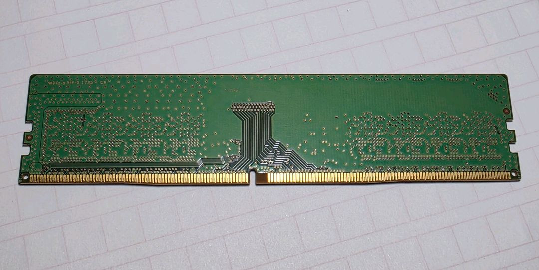 삼성 DDR4 PC4-2400 8기가--1