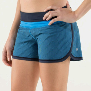 룰루레몬 Groovy Run Short 4 사이즈 반바지