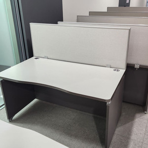 오피스용 책상 무료나눔 합니다. 이미지