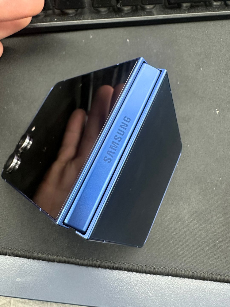 갤럭시Z플립7 512GB 네이비색상 이미지