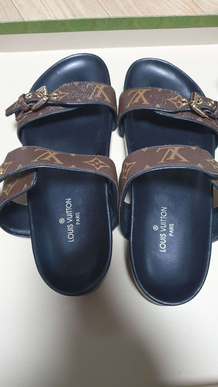 루이비통 모노그램 금장 버클벨트 봄 디아 플랫 뮬 슬리퍼 1A3R5L 245 이미지