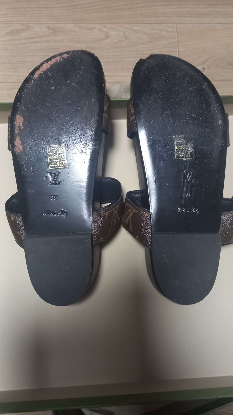 루이비통 모노그램 금장 버클벨트 봄 디아 플랫 뮬 슬리퍼 1A3R5L 245 이미지