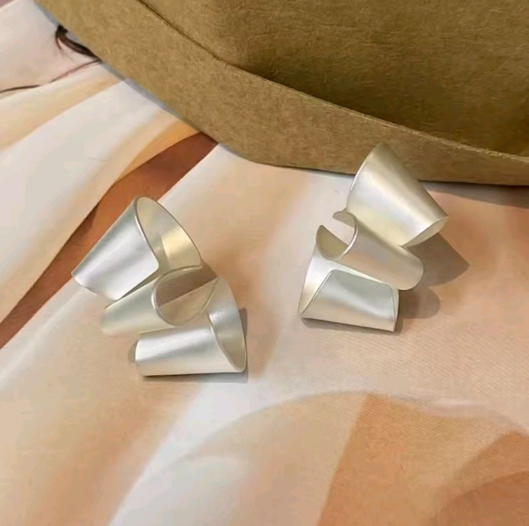 무광 실버 컬러 기하학 리본 디자인 귀걸이(독특한거 좋아하시는분!)--0