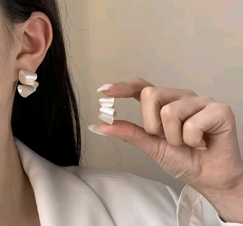 무광 실버 컬러 기하학 리본 디자인 귀걸이(독특한거 좋아하시는분!)--1