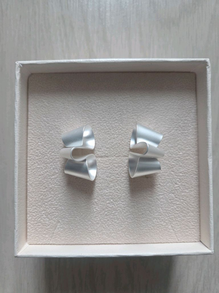 무광 실버 컬러 기하학 리본 디자인 귀걸이(독특한거 좋아하시는분!)--2