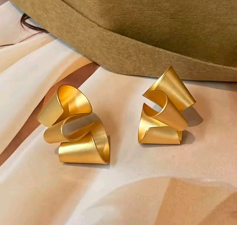 무광 골드 컬러 기하학 리본 디자인 귀걸이(독특한거 좋아하시는분!)--0