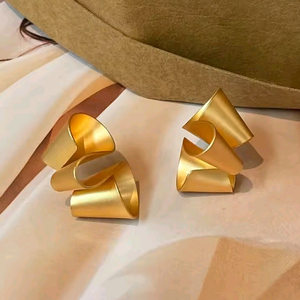 무광 골드 컬러 기하학 리본 디자인 귀걸이(독특한거 좋아하시는분!)