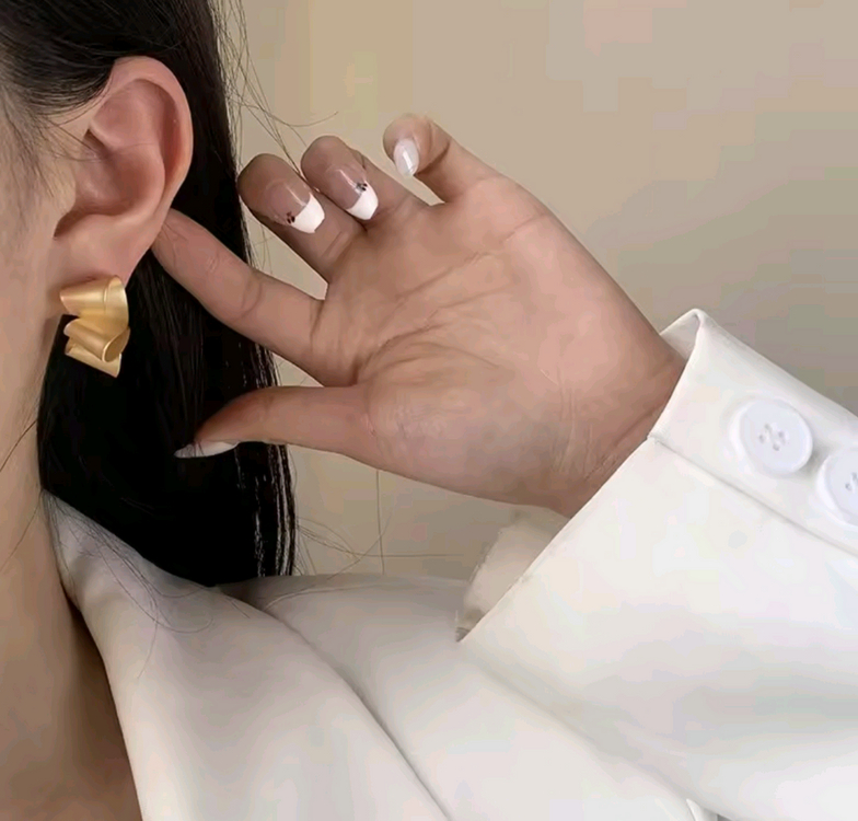 무광 골드 컬러 기하학 리본 디자인 귀걸이(독특한거 좋아하시는분!)--1