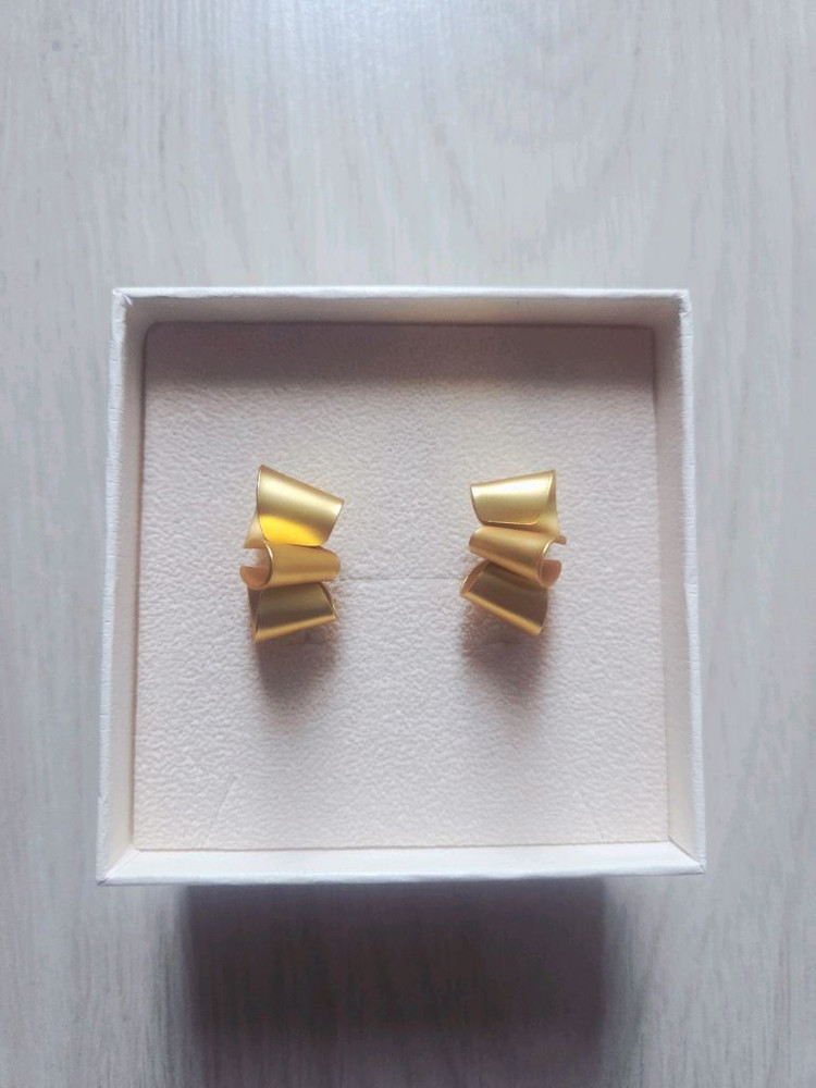 무광 골드 컬러 기하학 리본 디자인 귀걸이(독특한거 좋아하시는분!)--2