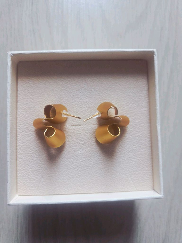 무광 골드 컬러 기하학 리본 디자인 귀걸이(독특한거 좋아하시는분!)--3