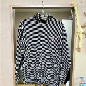 얇은 블랙 줄무늬 긴팔티