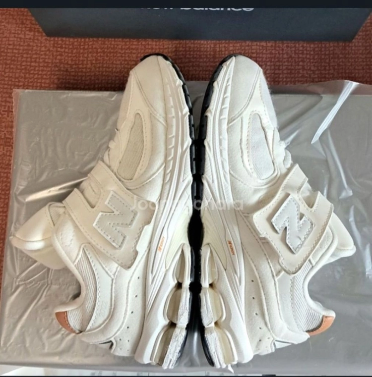 뉴발란스키즈 2002R 아이보리 200운동화 이미지