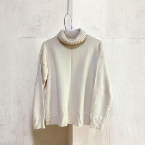 포근한 아이보리/크림 터틀넥 니트 판매해요