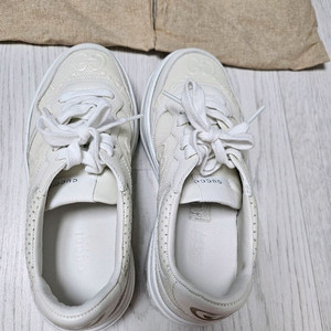 정품구찌로고흰운동화(230)