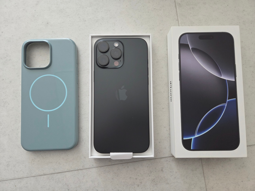 아이폰 16 프로맥스 256gb 블랙티타늄 리퍼 팝니다.--1