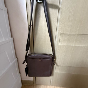 닥스 브라운 가죽 크로스백