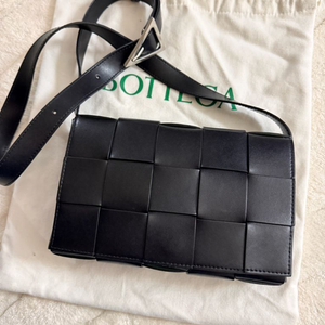 보테가 베네타 레더 카세트백 블랙 패러킷