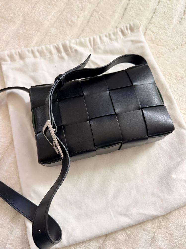 보테가 베네타 레더 카세트백 블랙 패러킷--1