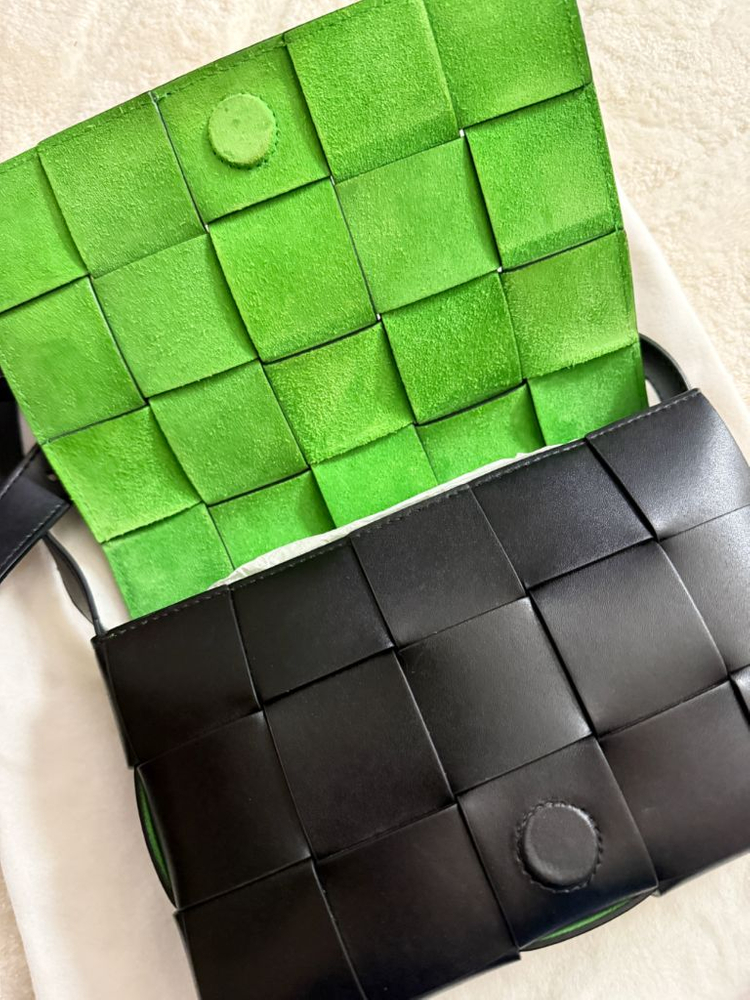 보테가 베네타 레더 카세트백 블랙 패러킷--2