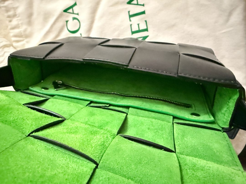 보테가 베네타 레더 카세트백 블랙 패러킷--3