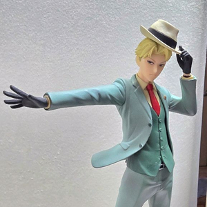 스파이 패밀리 로이드 포저 피규어 판매합니다.