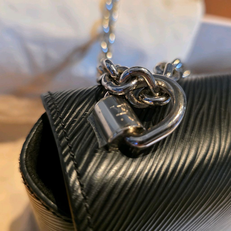 루이비통 트위스트 MM 블랙 에피 가죽 은장--3