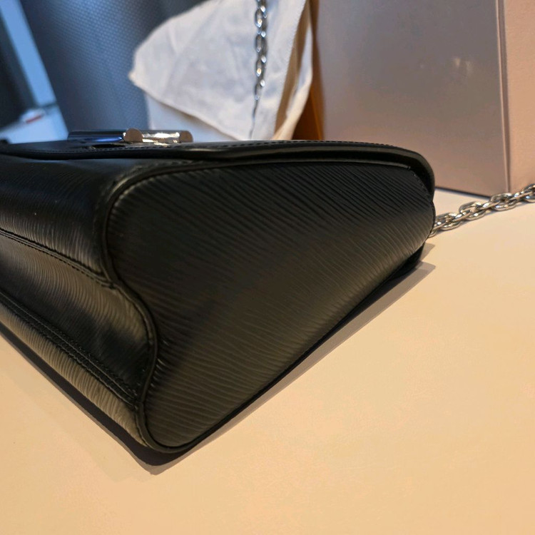 루이비통 트위스트 MM 블랙 에피 가죽 은장--4