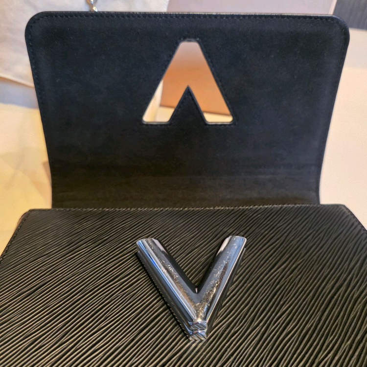 루이비통 트위스트 MM 블랙 에피 가죽 은장--6