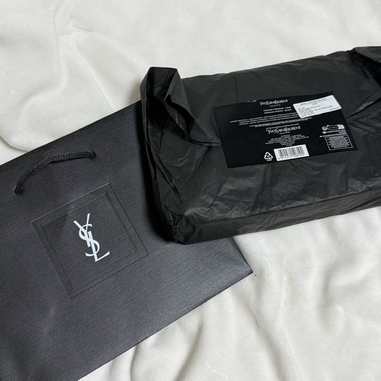 (새상품)입생로랑 뷰티 프리미엄 퀄티드 블랙 파우치--1