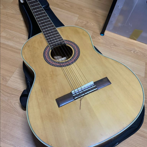 클래식 기타 판매합니다.