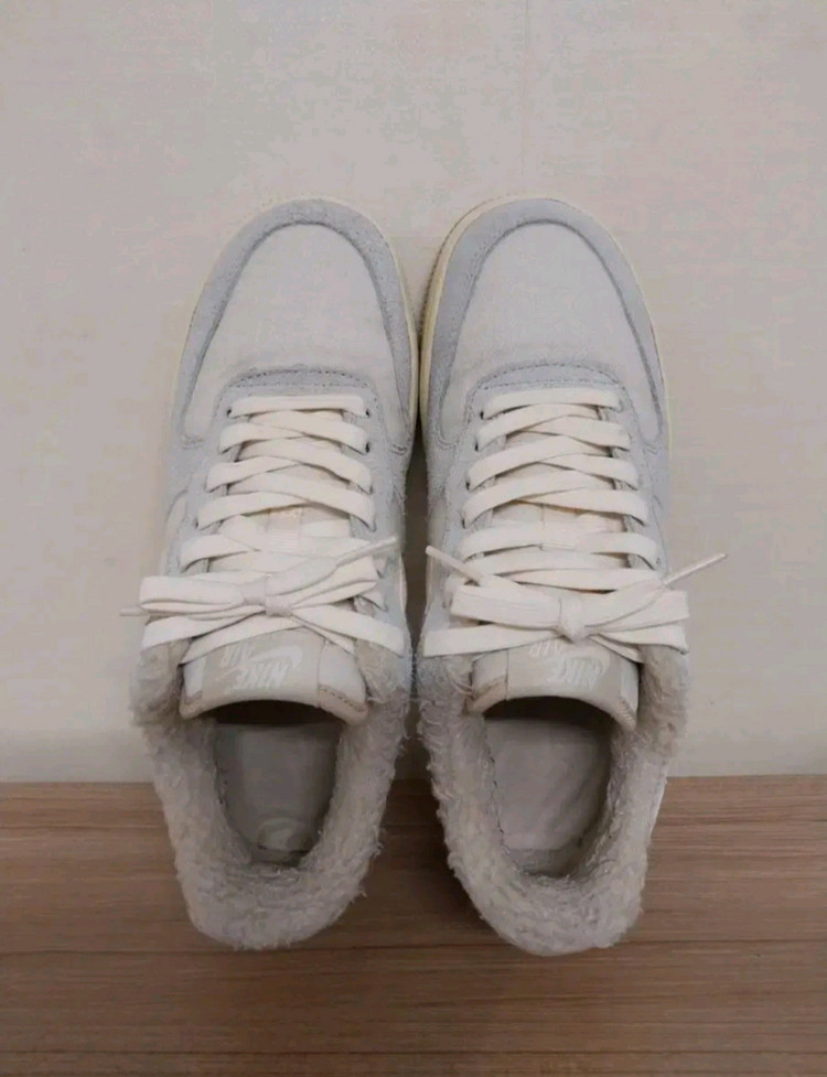 여성 나이키 에어포스 LV8 포톤 더스트 캐시미어 플리스 운동화 (240--7