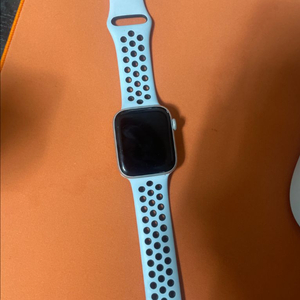 애플워치 se 44mm 나이키에디션 팝니다