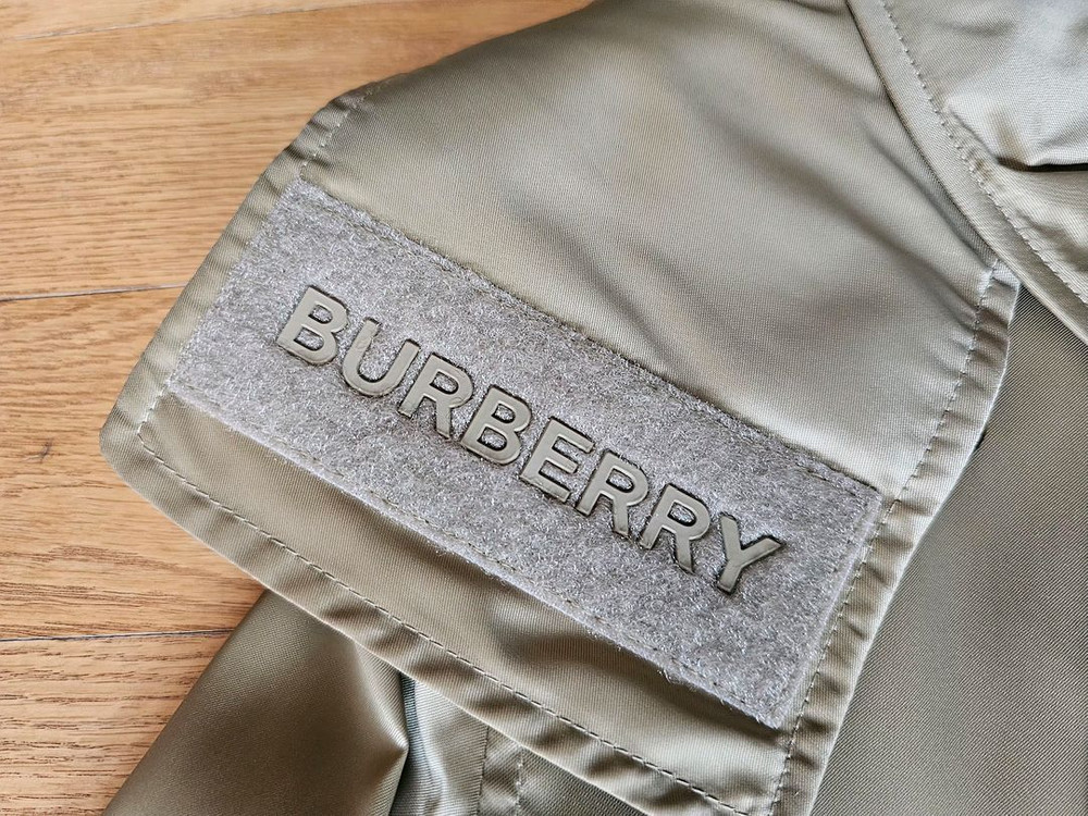 (새상품) 버버리 디태처블 후드 에코나일론 트렌치코트--4