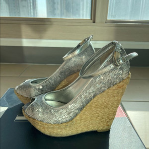 게스 실버 스팽글 웨지힐 235mm