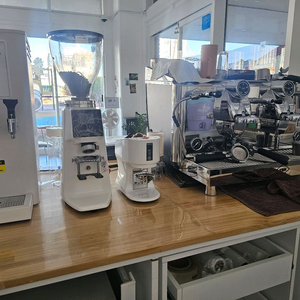 커피머신 워터디스펜서 그라인더 템핑기 세트로 판매합니다 이미지