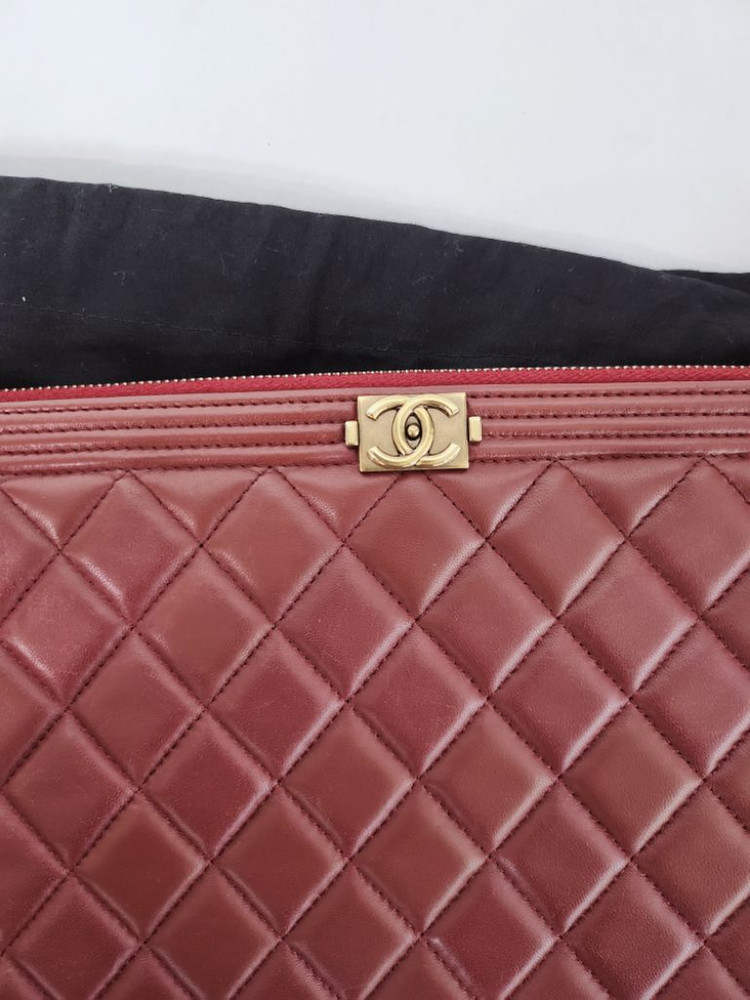 샤넬 버건디 램스킨 보이 금장 클러치백 라지 이미지
