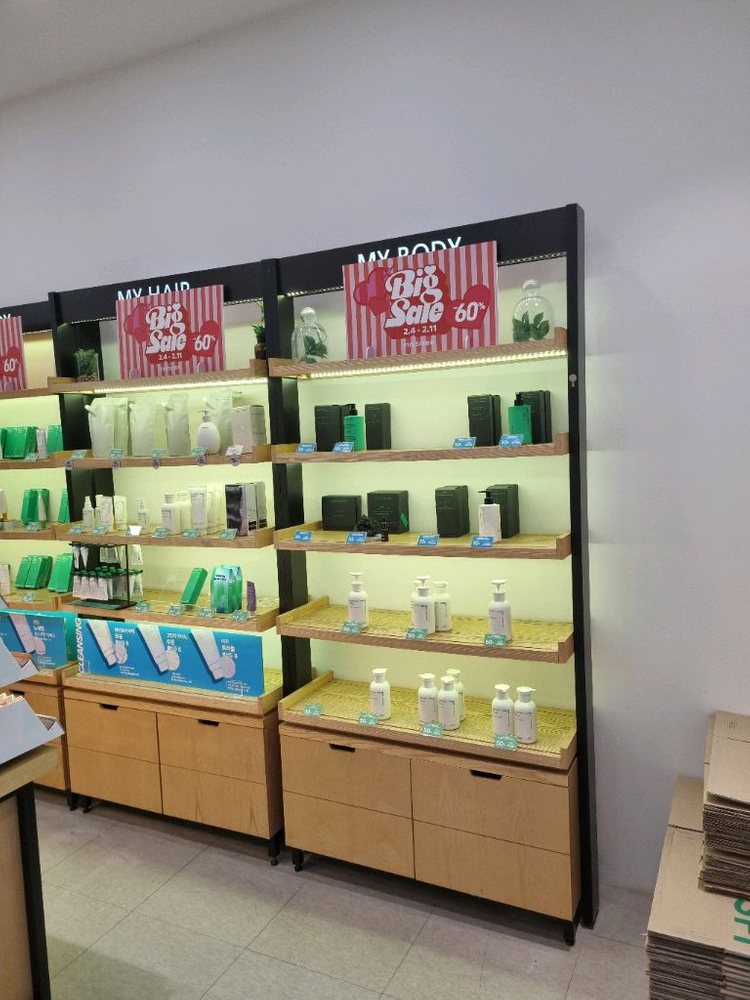 이니스프리 화장품 판매대 이미지