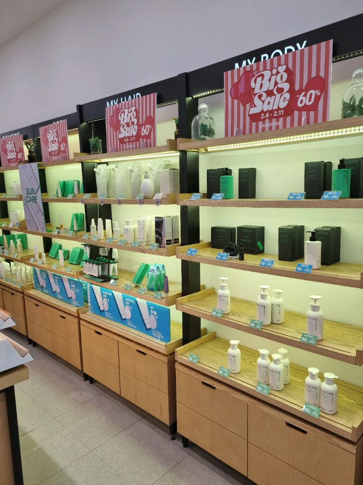 이니스프리 화장품 판매대 이미지