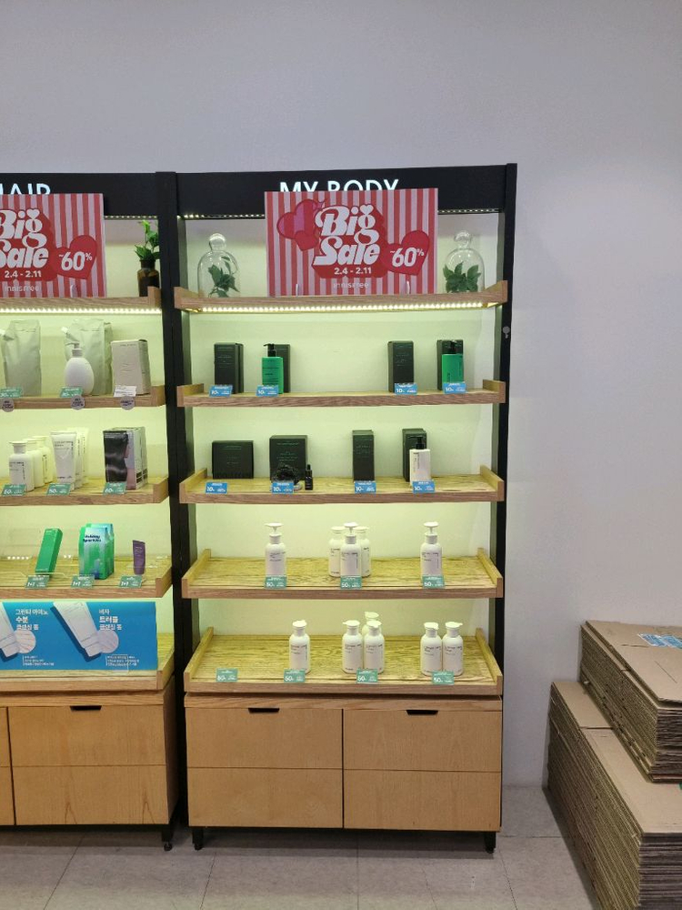 이니스프리 화장품 판매대 이미지