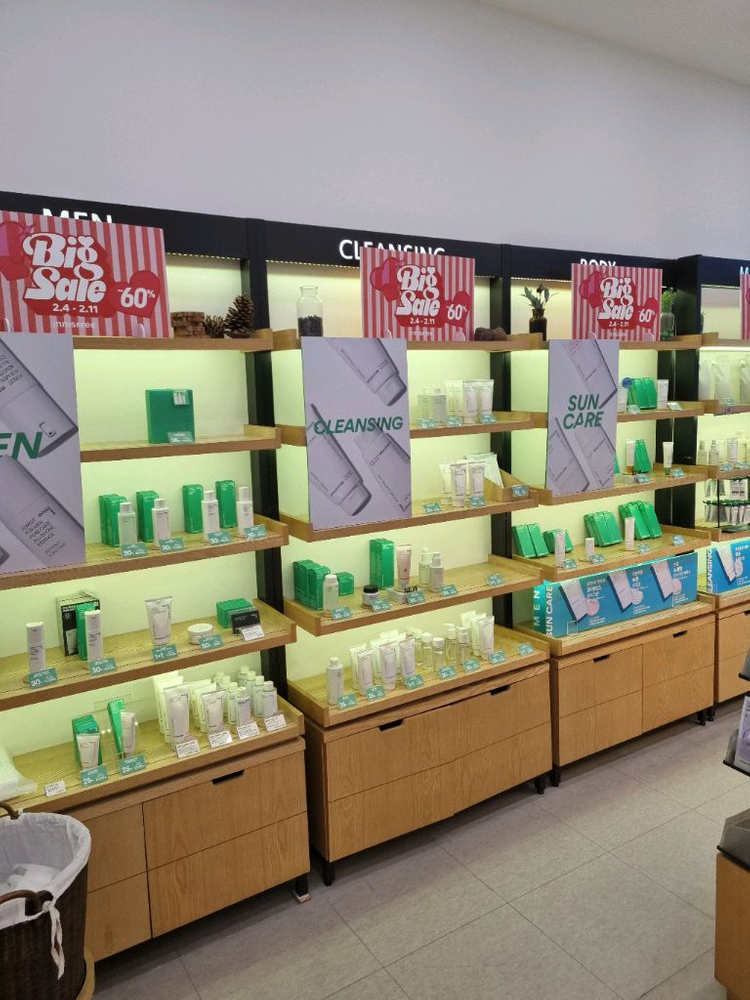 이니스프리 화장품 판매대 이미지