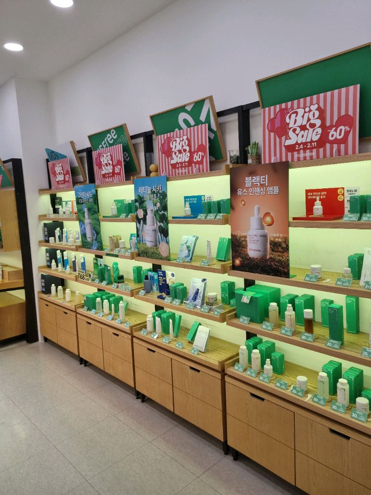 이니스프리 화장품 판매대 이미지