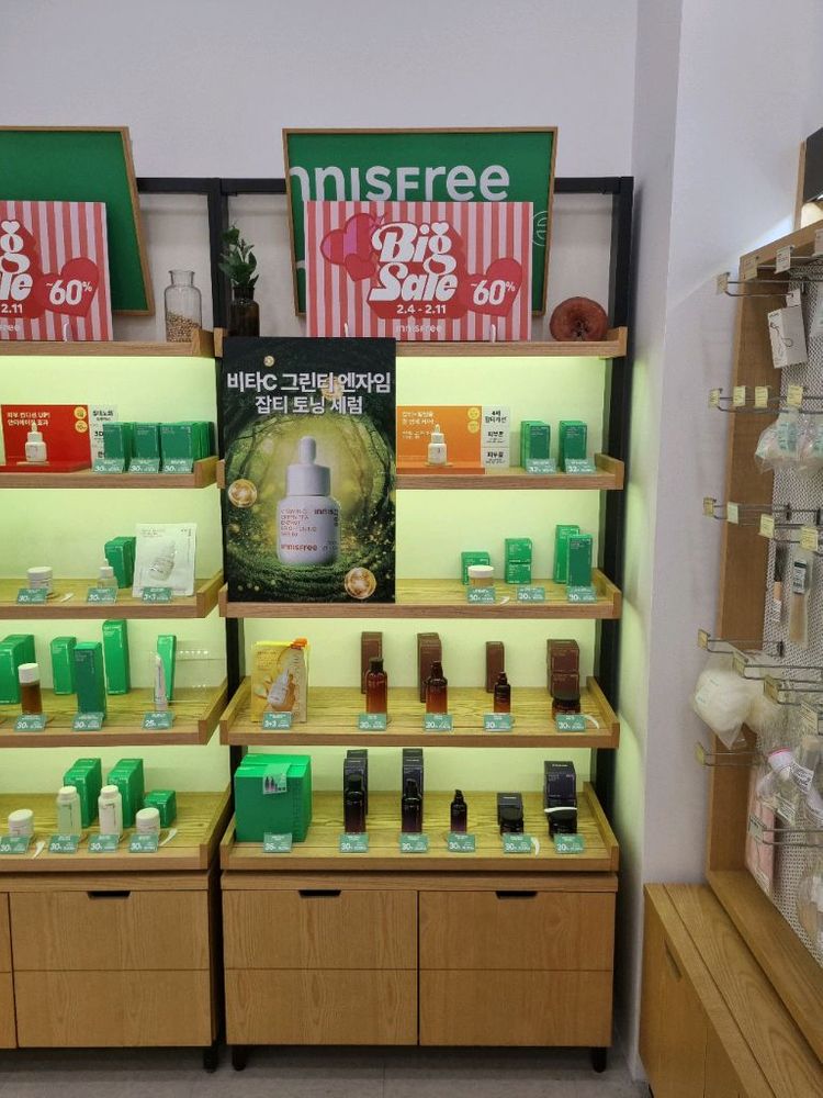 이니스프리 화장품 판매대 이미지