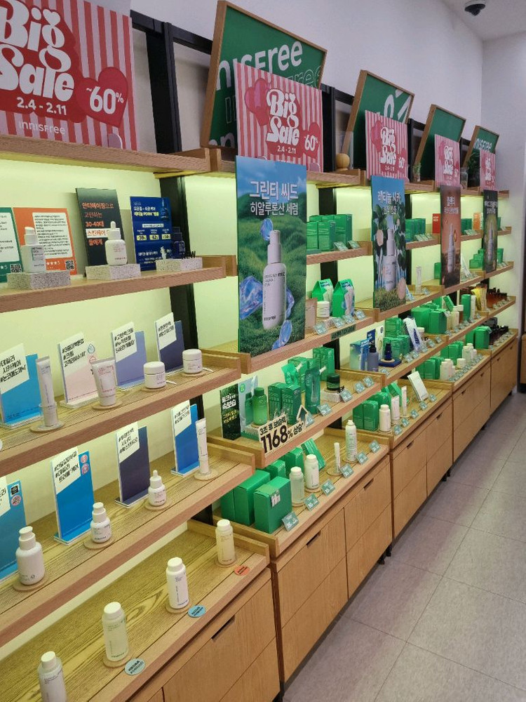 이니스프리 화장품 판매대 이미지