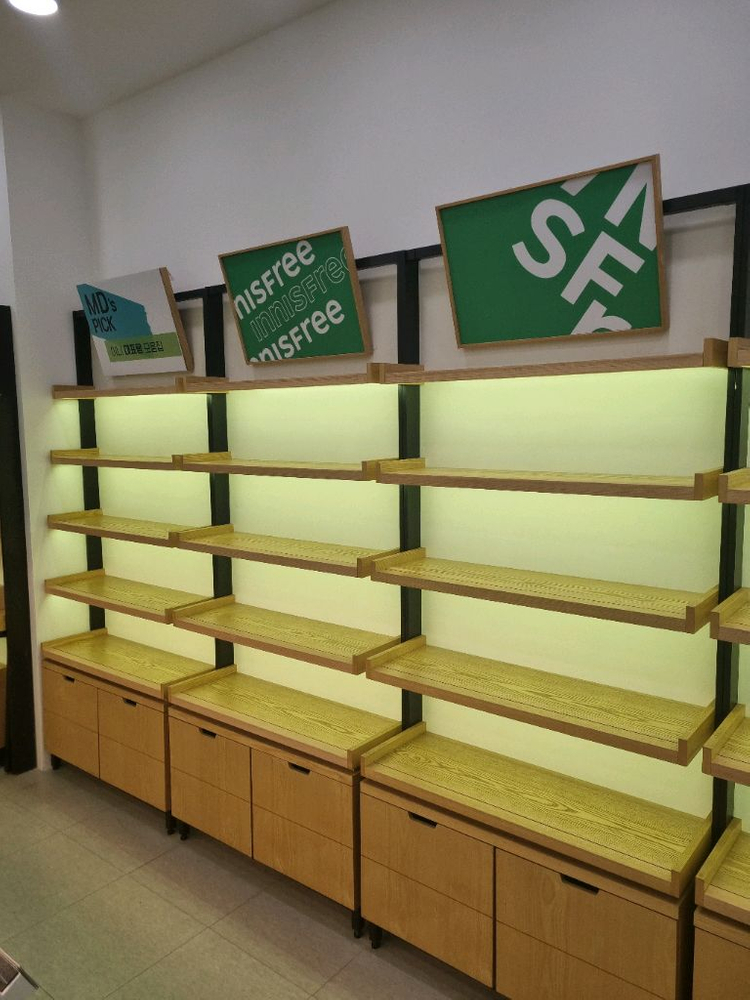 이니스프리 화장품 판매대 이미지