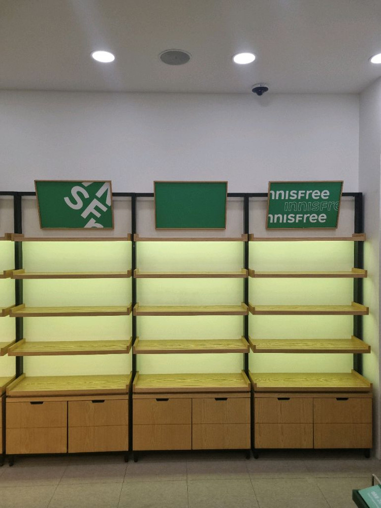 이니스프리 화장품 판매대 이미지